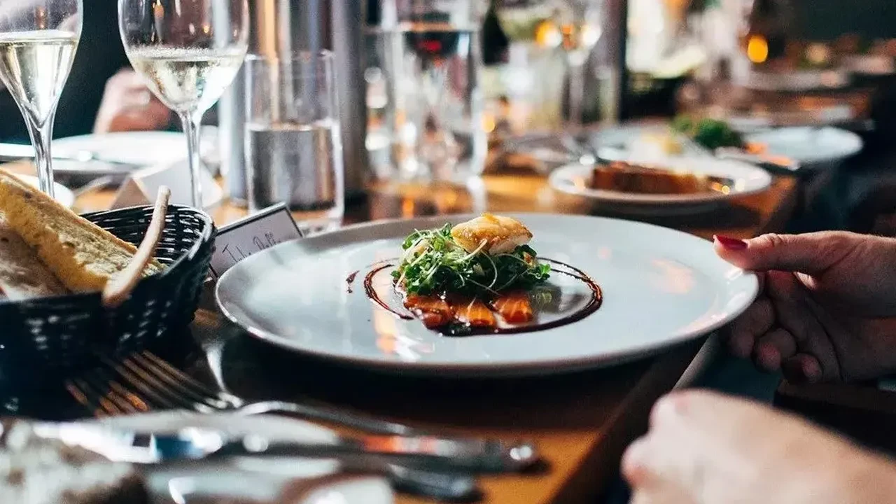 Kafe ve restoranlarda yeni dönem! Vatandaş artık ek ücret ödemeyecek: Bakanlık düğmeye bastı 