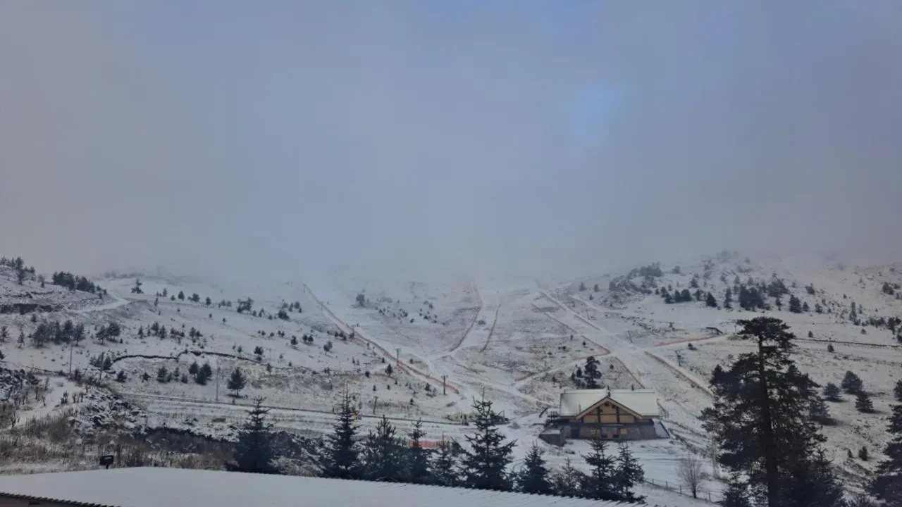 Kar yağışı İstanbul'un kapısına dayandı! Her yer beyaza büründü