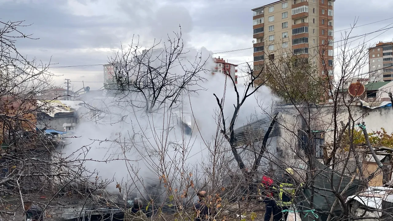Kayseri'de müstakil ev alevlere teslim oldu