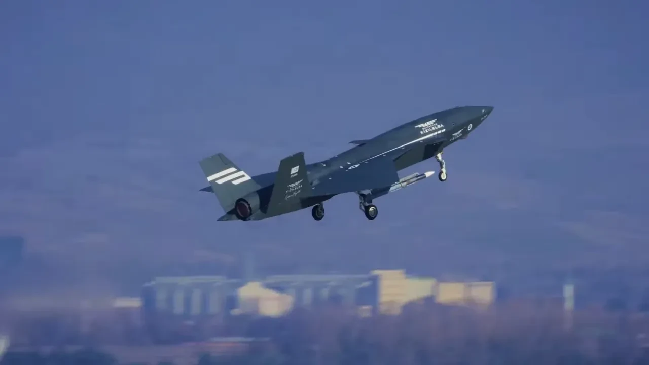 KIZILELMA'dan F-16'lara tarihi ders! MSB görüntüleri paylaştı