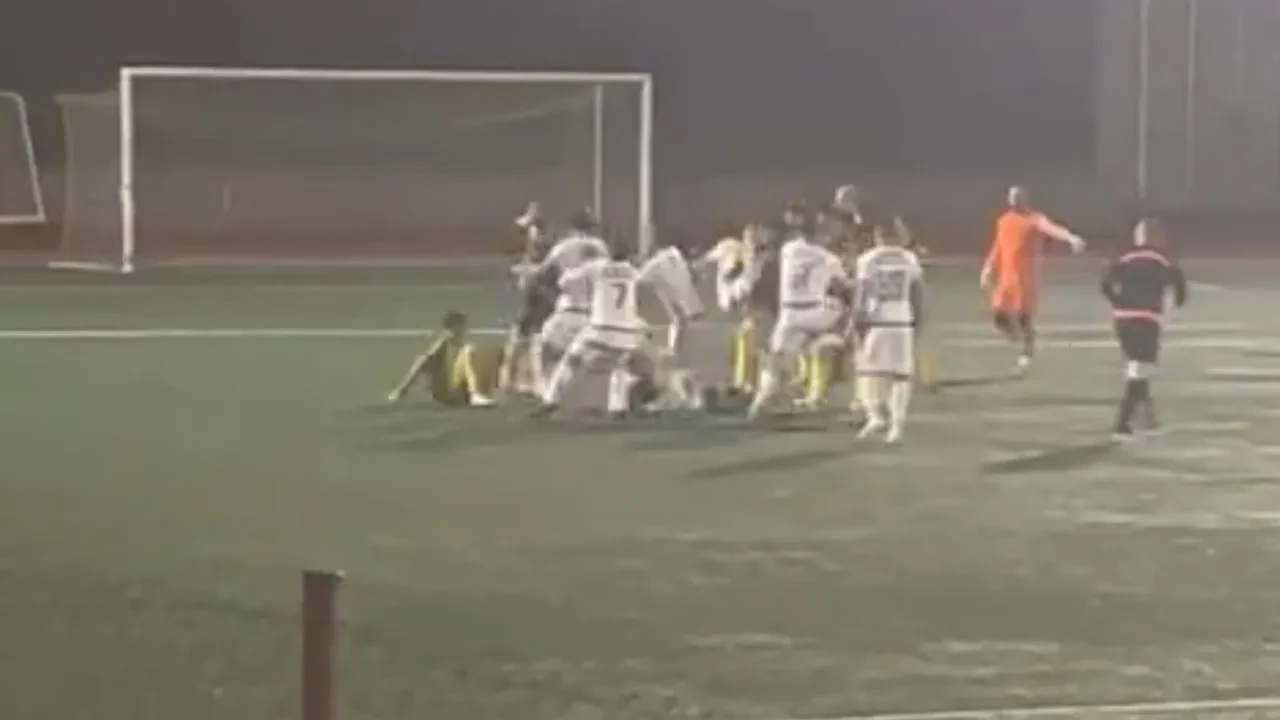 Maçta rezil görüntüler! Sahada acımasızca vurdular