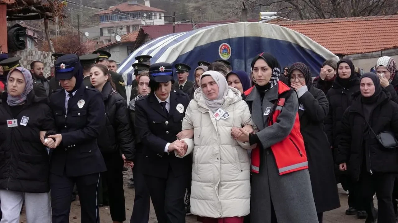 Manisa'daki kazadan yaralı kurtulan polis Hatice Ünal da şehit oldu! Gözyaşlarıyla son yolculuğuna uğurlandı