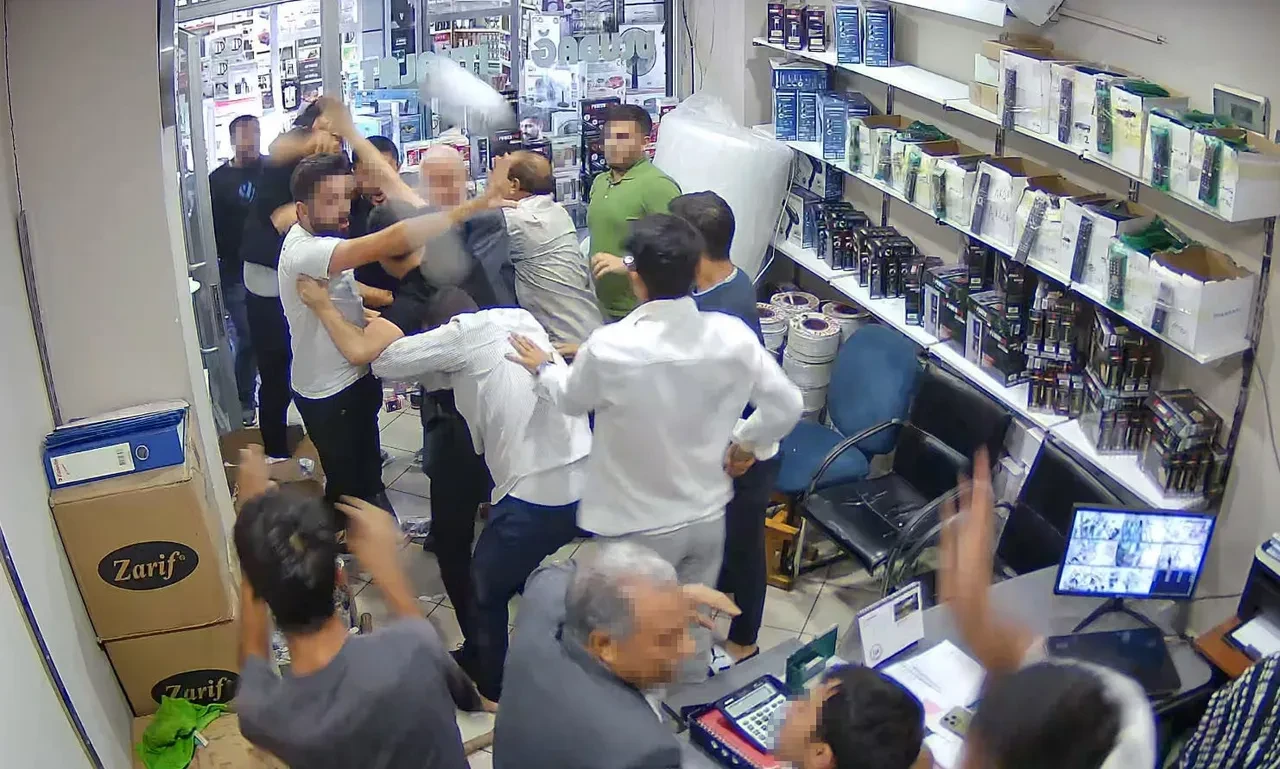 Oteli basıp haraç istediler, vermeyince dehşet saçtılar! Demir çubuk ve sopalarla kavga anı kamerada 