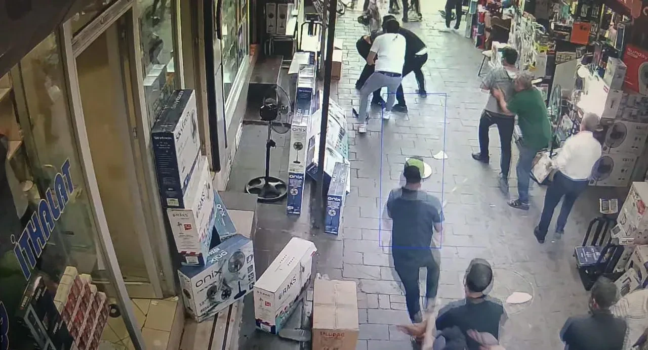 Oteli basıp haraç istediler, vermeyince dehşet saçtılar! Demir çubuk ve sopalarla kavga anı kamerada 