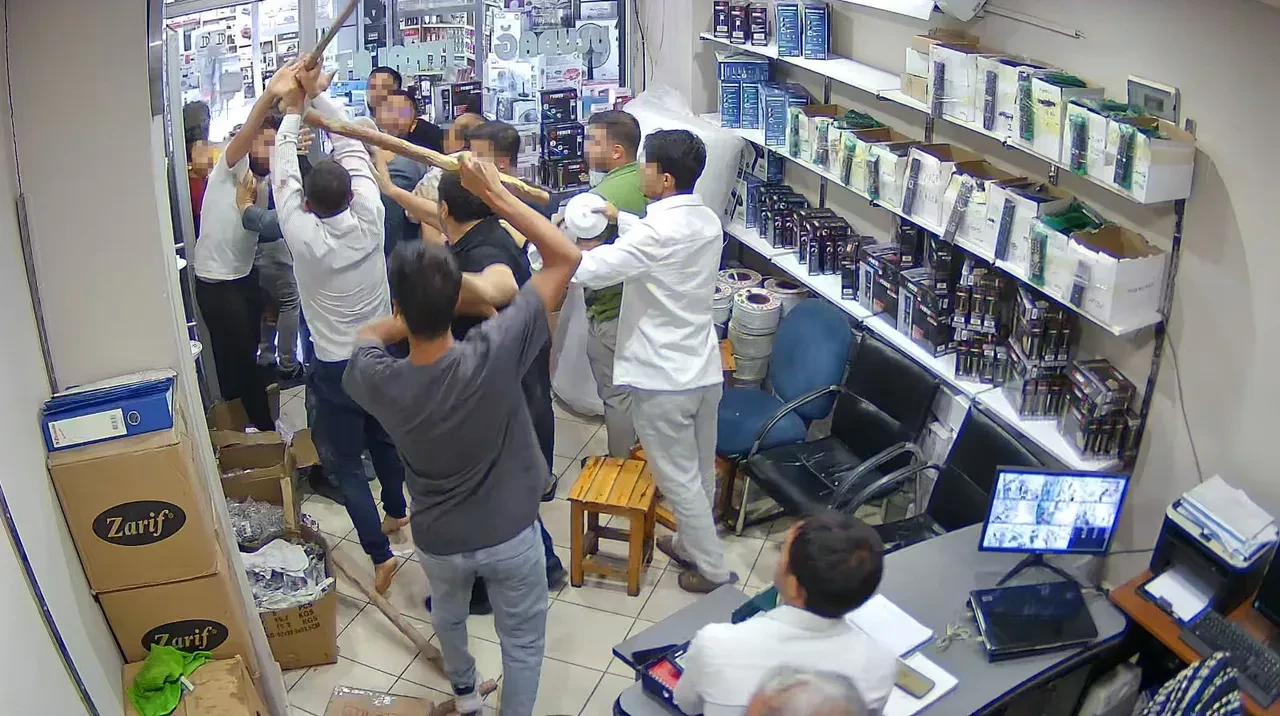 Oteli basıp haraç istediler, vermeyince dehşet saçtılar! Demir çubuk ve sopalarla kavga anı kamerada 