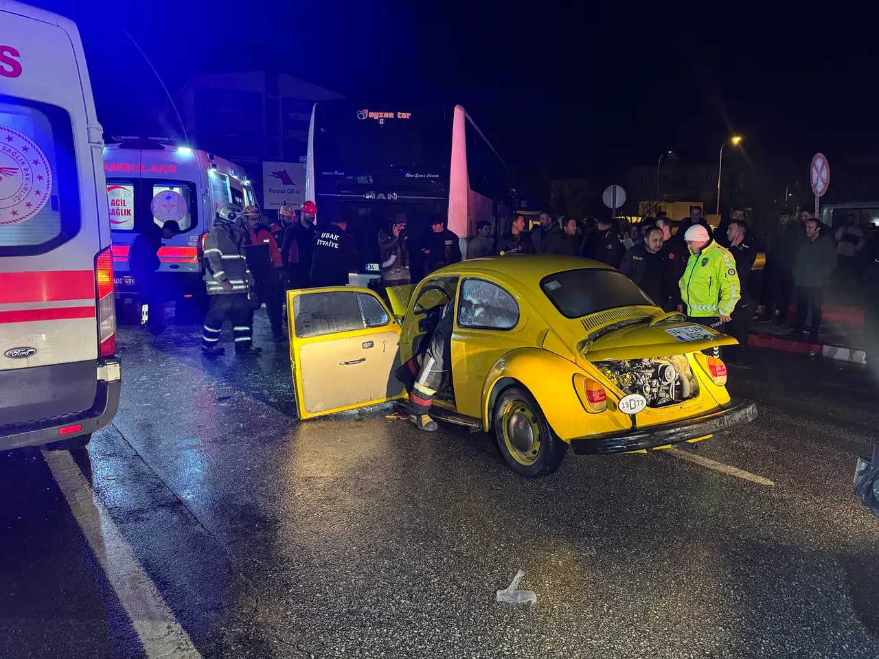 Şarkıcı Kıraç'a şok! Ekibini taşıyan otobüs kazaya karıştı
