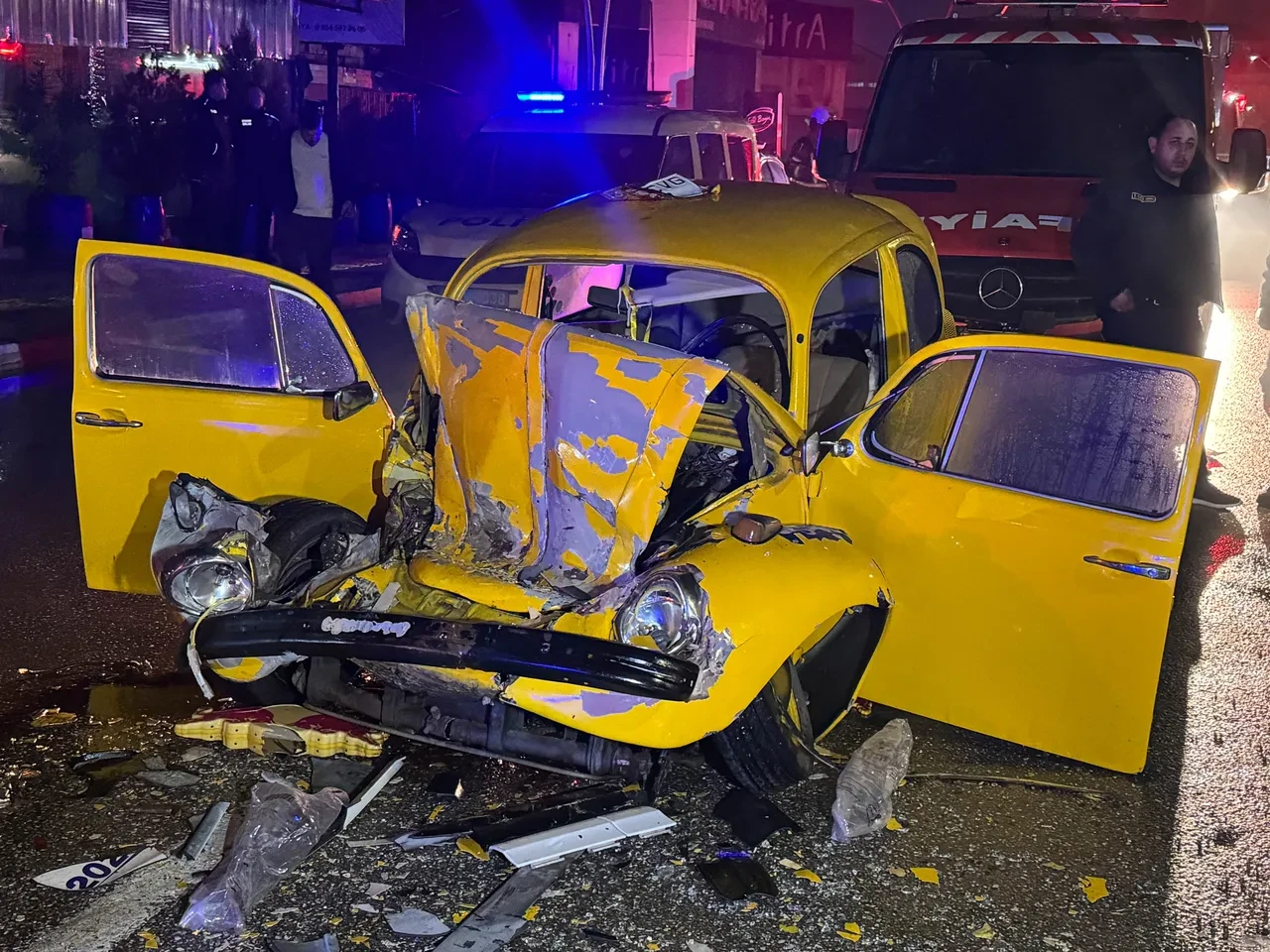 Şarkıcı Kıraç'a şok! Ekibini taşıyan otobüs kazaya karıştı