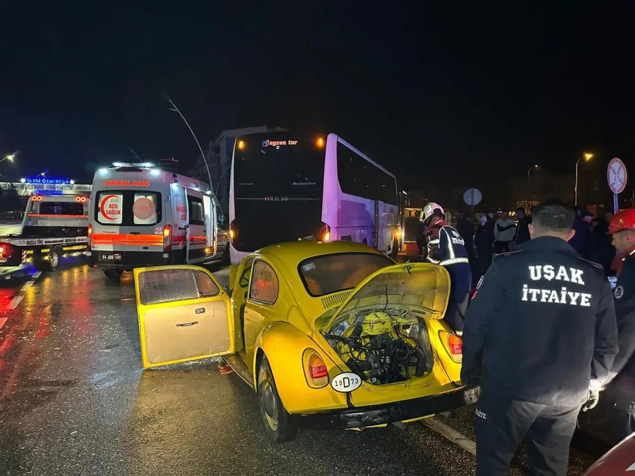 Şarkıcı Kıraç'a şok! Ekibini taşıyan otobüs kazaya karıştı