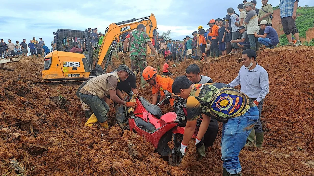 Sri Lanka sel ve toprak kaymasıyla boğuşuyor! Bilanço her geçen gün artıyor