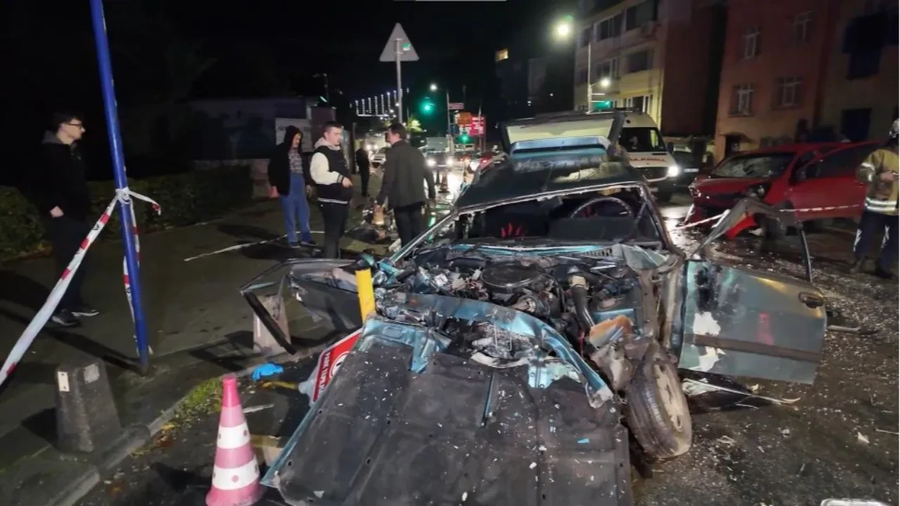Üsküdar'da hatalı sollama faciası! 2 araç kafa kafaya çarpıştı