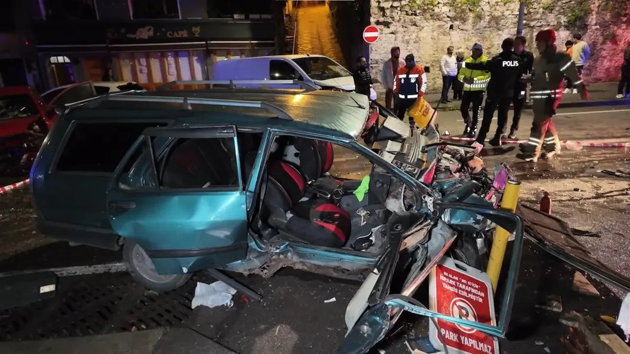 Üsküdar'da hatalı sollama faciası! 2 araç kafa kafaya çarpıştı