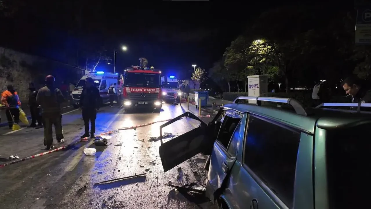 Üsküdar'da hatalı sollama faciası! 2 araç kafa kafaya çarpıştı