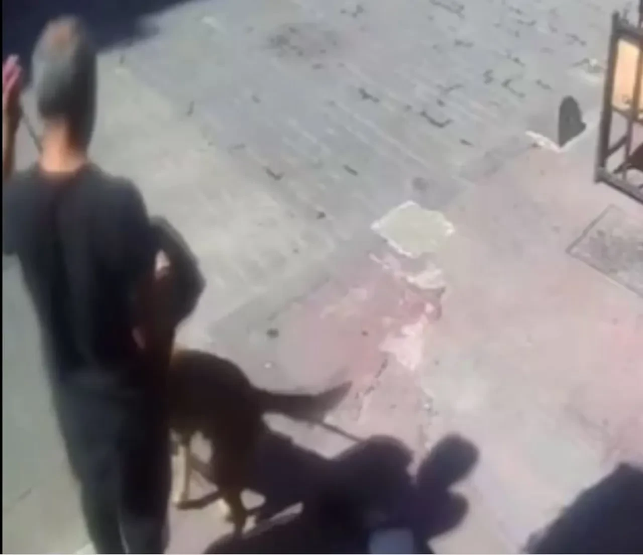 Vicdanları yaralayan olay! Sokak ortasında sara nöbeti geçirdi gasp edildi