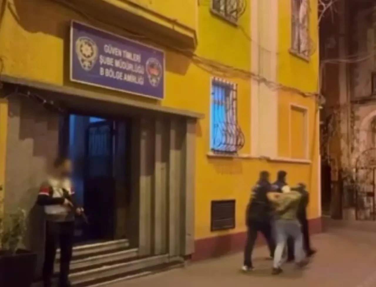 Vicdanları yaralayan olay! Sokak ortasında sara nöbeti geçirdi gasp edildi