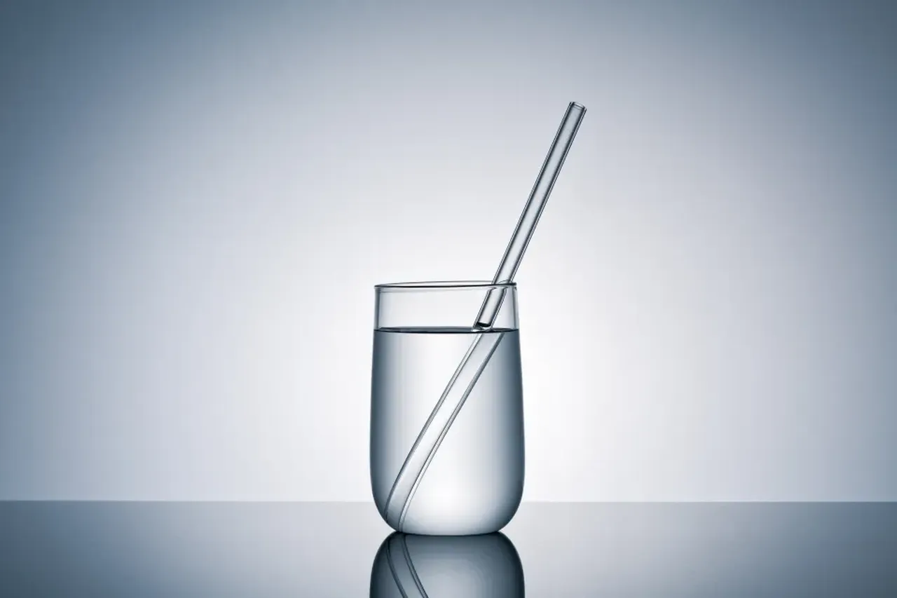 Yeni fobi yüklendi: Çevre dostu diye övülen cam pipet az kalsın öldürüyordu!