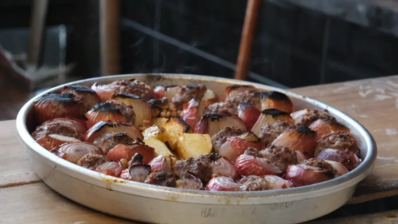 Yiyen doktora gitmiyor: 1 tepsisi bin lira! Ustası sırrını da paylaştı  