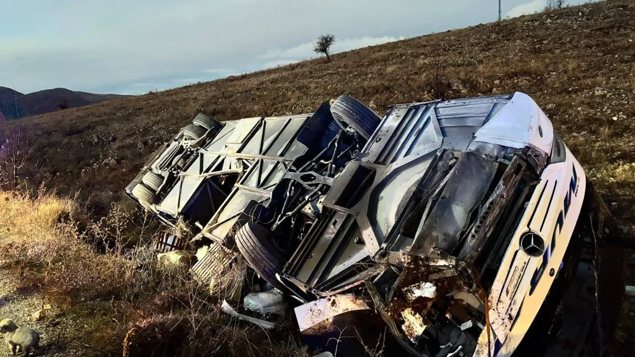 Yolcu otobüsü devrildi: 2 ölü, 21 yaralı 