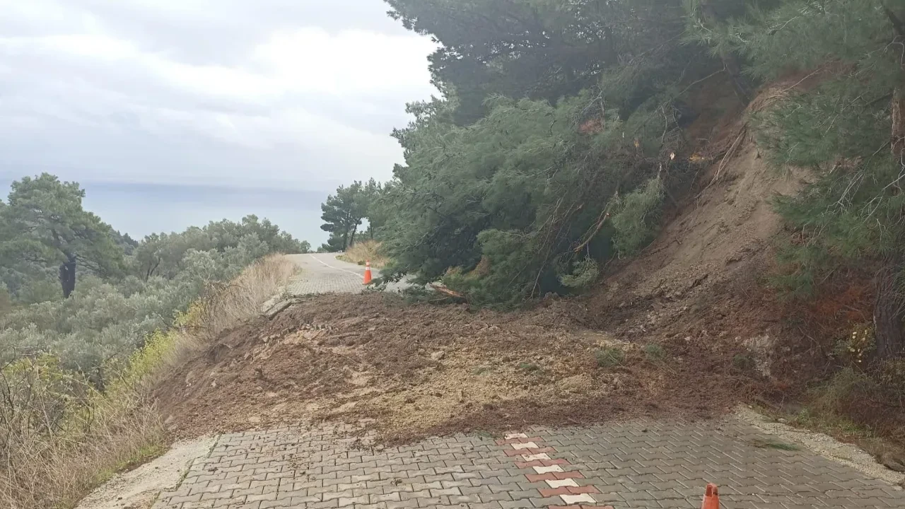 Yuvarlanan kaya parçası toprak kaymasına neden oldu! Yol trafiğe kapandı