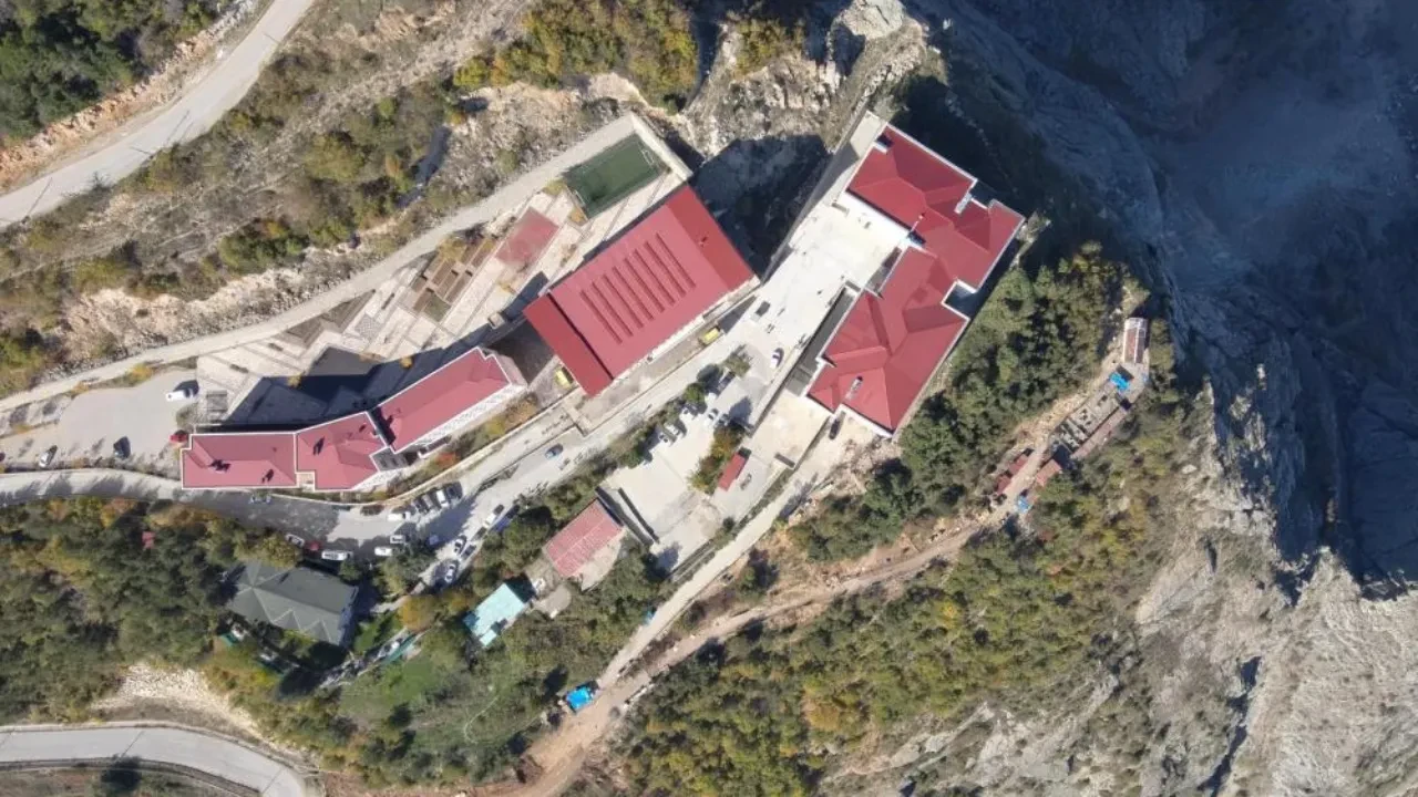 Artvin'de kaya kopması paniğe neden oldu! İki lise tahliye edildi