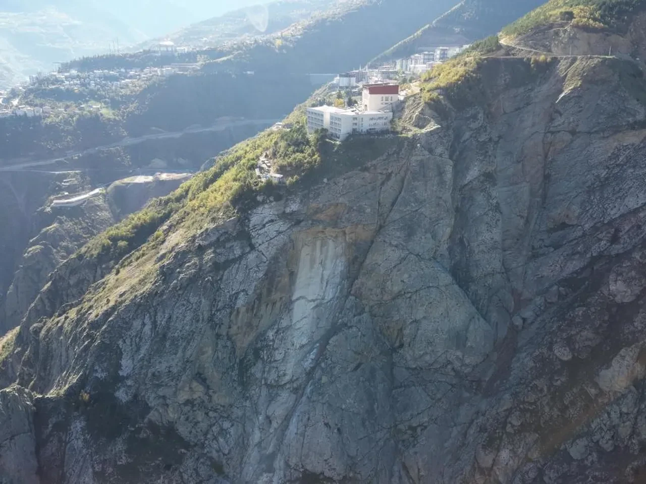 Artvin'de kaya kopması paniğe neden oldu! İki lise tahliye edildi