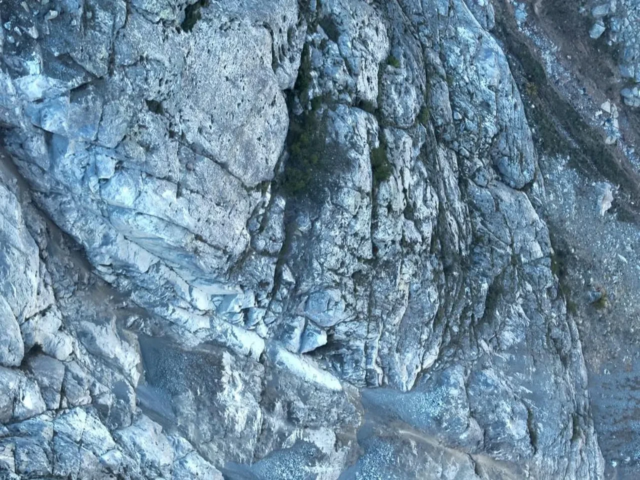 Artvin'de kaya kopması paniğe neden oldu! İki lise tahliye edildi