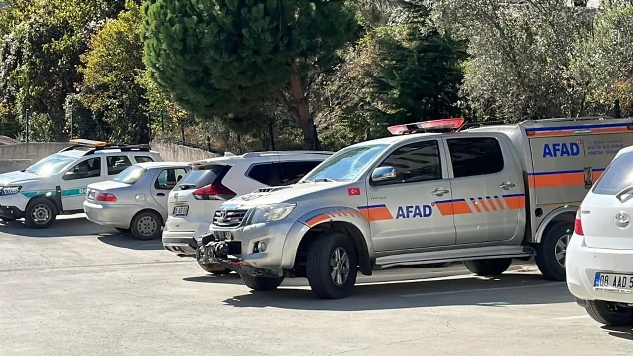 Artvin'de kaya kopması paniğe neden oldu! İki lise tahliye edildi