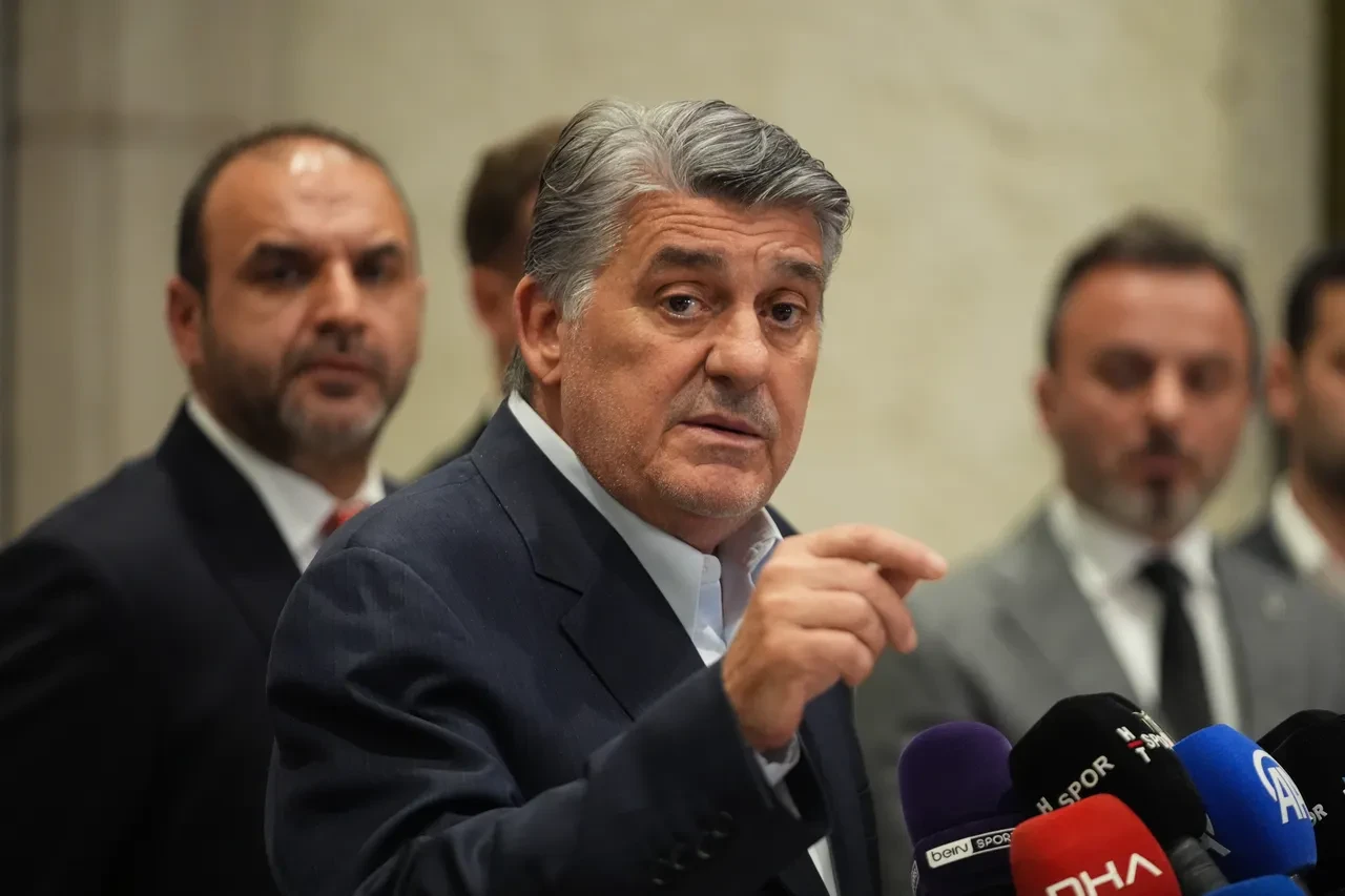 Beşiktaş'ta neler oluyor? Serdar Adalı usulsüzlük iddialarına çıkıştı: Görevi teslim ederim! Sergen Yalçın için de kararı duyurdu