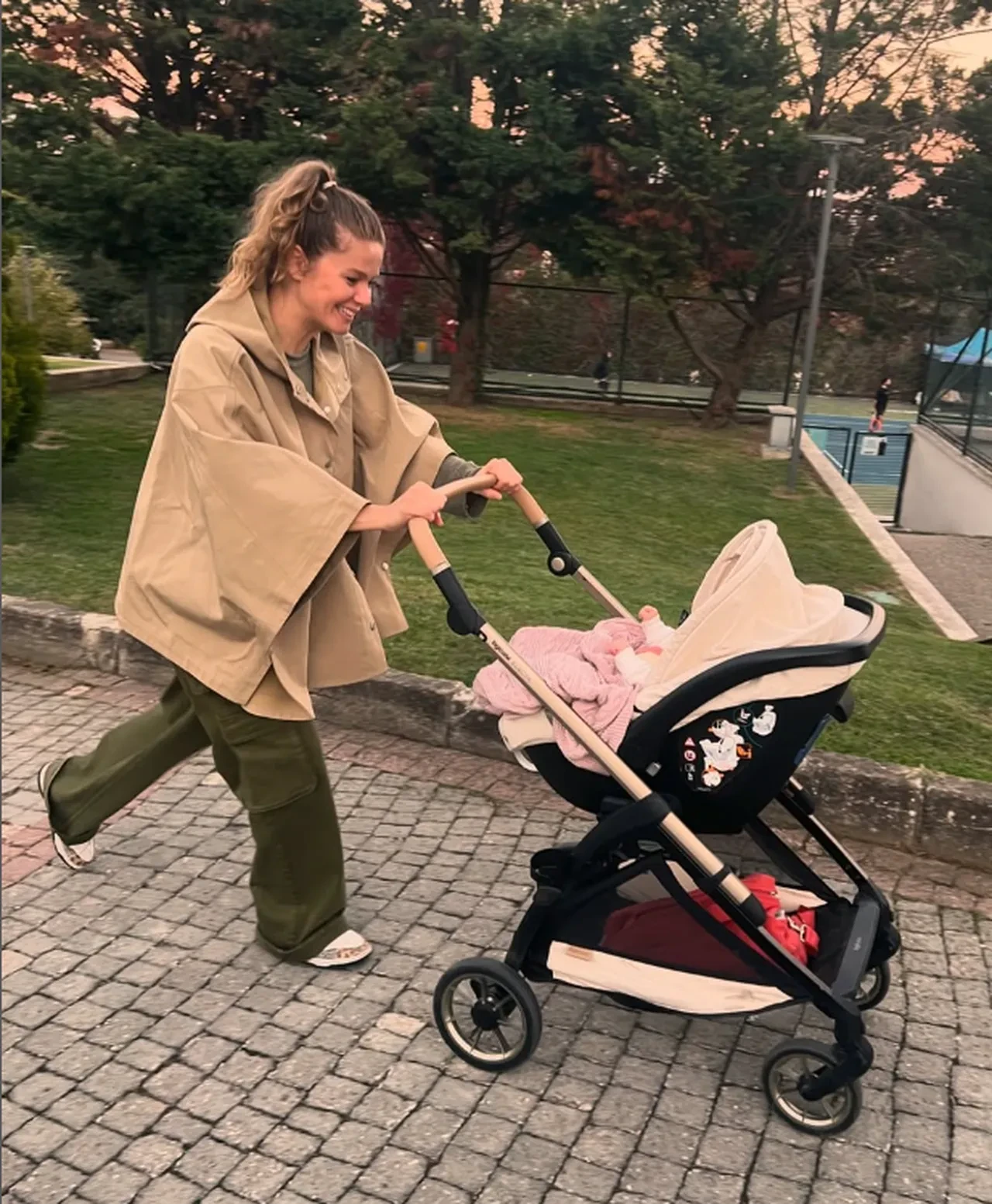 Burcu Biricik'in yeni işi şaşırttı! Önce küllük temizledi şimdi zeytin hasadında 