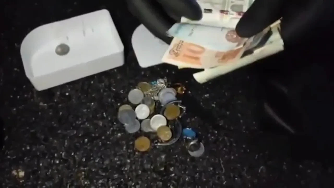 Çöp çöp dolaşıp servet topluyorlar! Bulduğu saatin fiyatına inanamadı: 'Normalde yanına yaklaşamam'