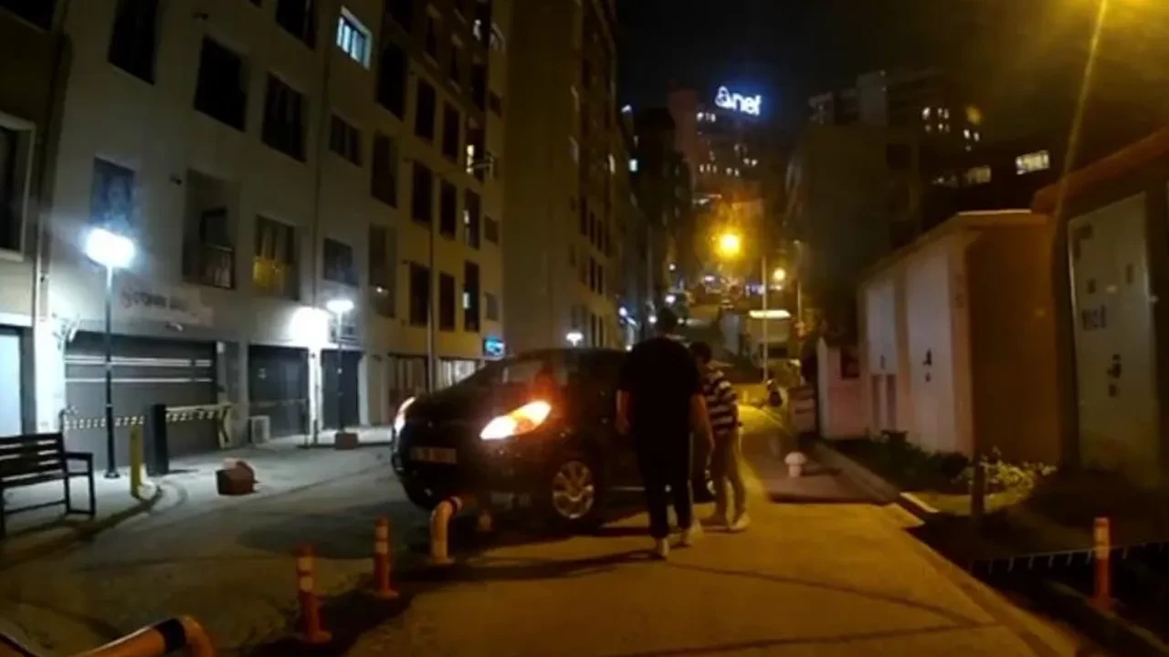 Dikkatsiz sürücünün hatası pahalıya patladı! Demir bariyerde asılı kaldı