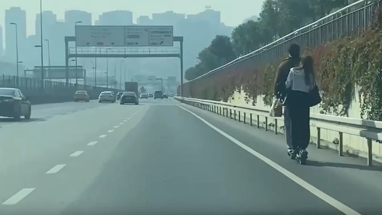 E5'te scooterla akılalmaz yolculuk! Yürekleri ağza getiren anlar kamerada