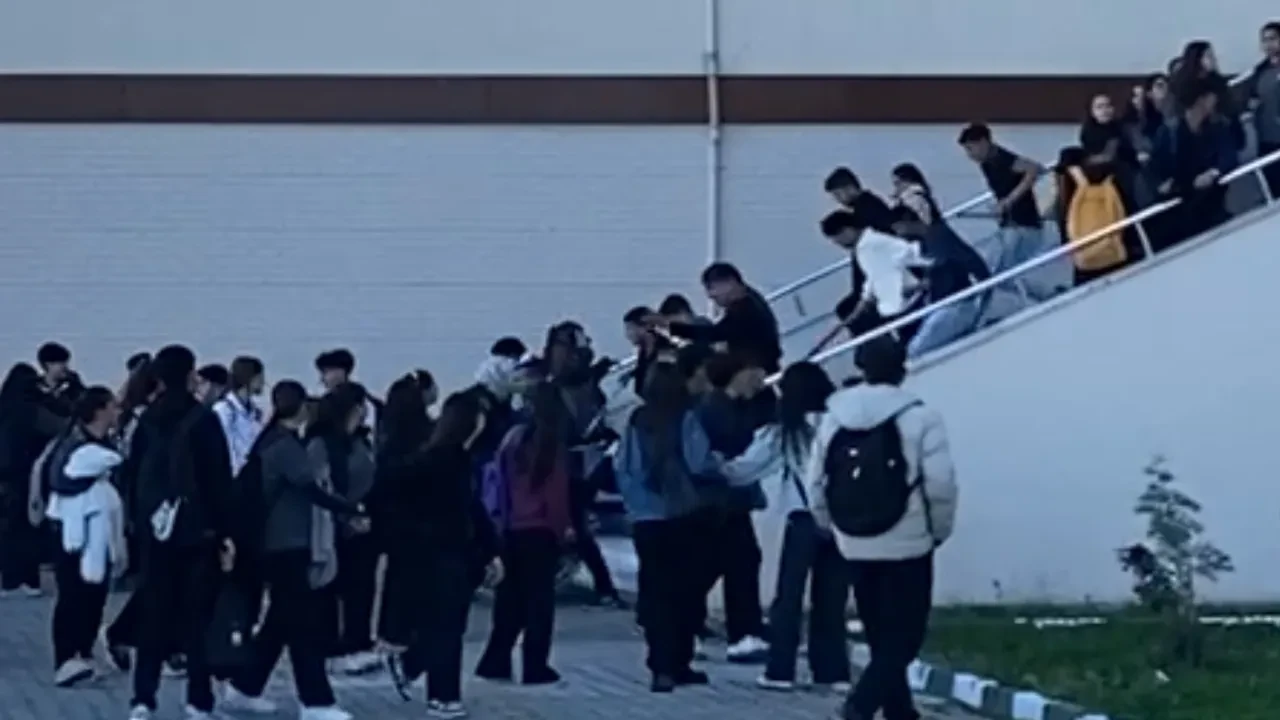 Film sahnelerini aratmayan olay! Okulu talan ettiler