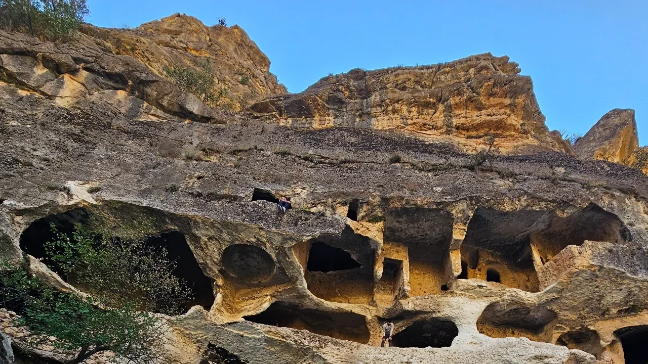 Fotoğrafçıların yeni rotası Gabar Dağı! 7 katlı apartman mağara görenleri büyülüyor