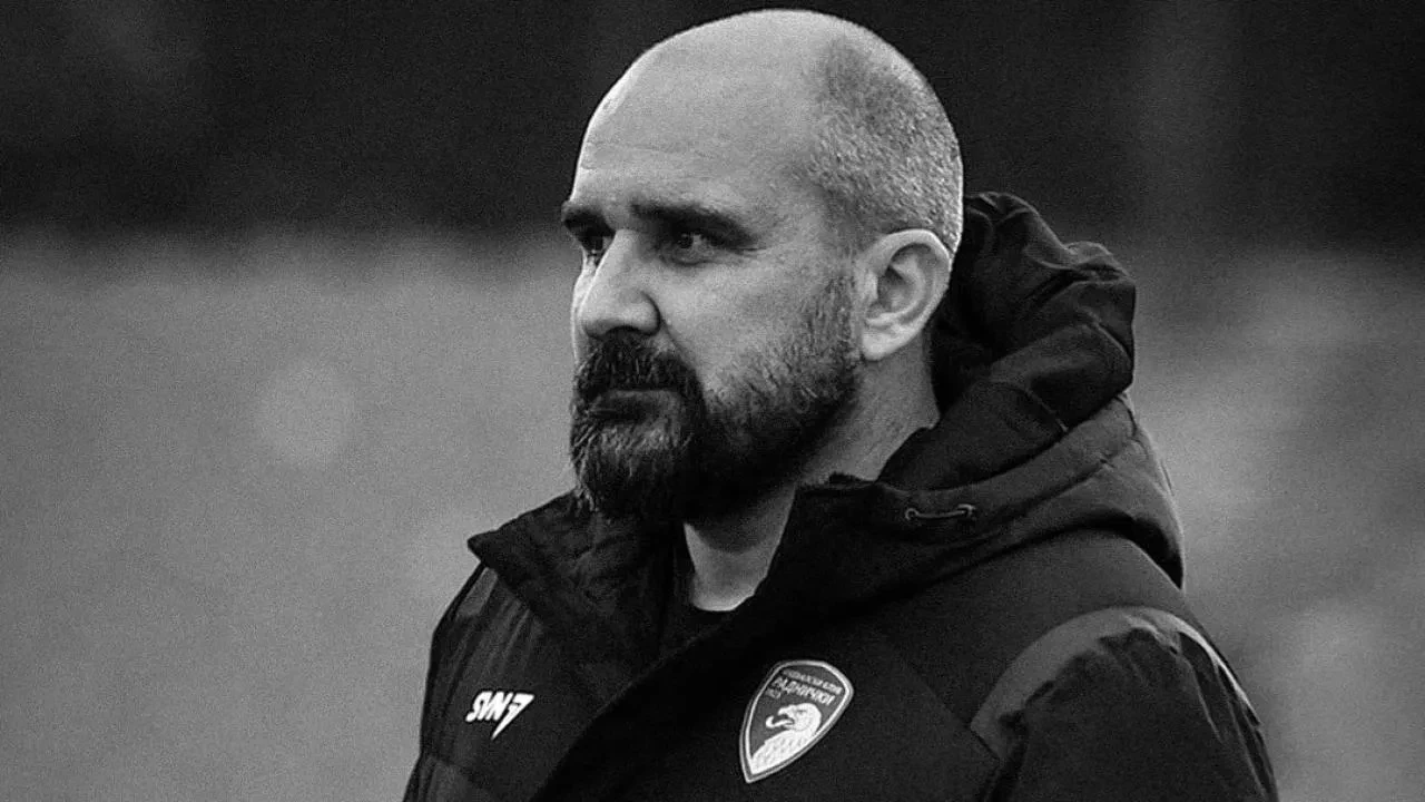 Futbol dünyası yasta! Maç esnasında yere yığıldı: Ünlü teknik adam hayatını kaybetti