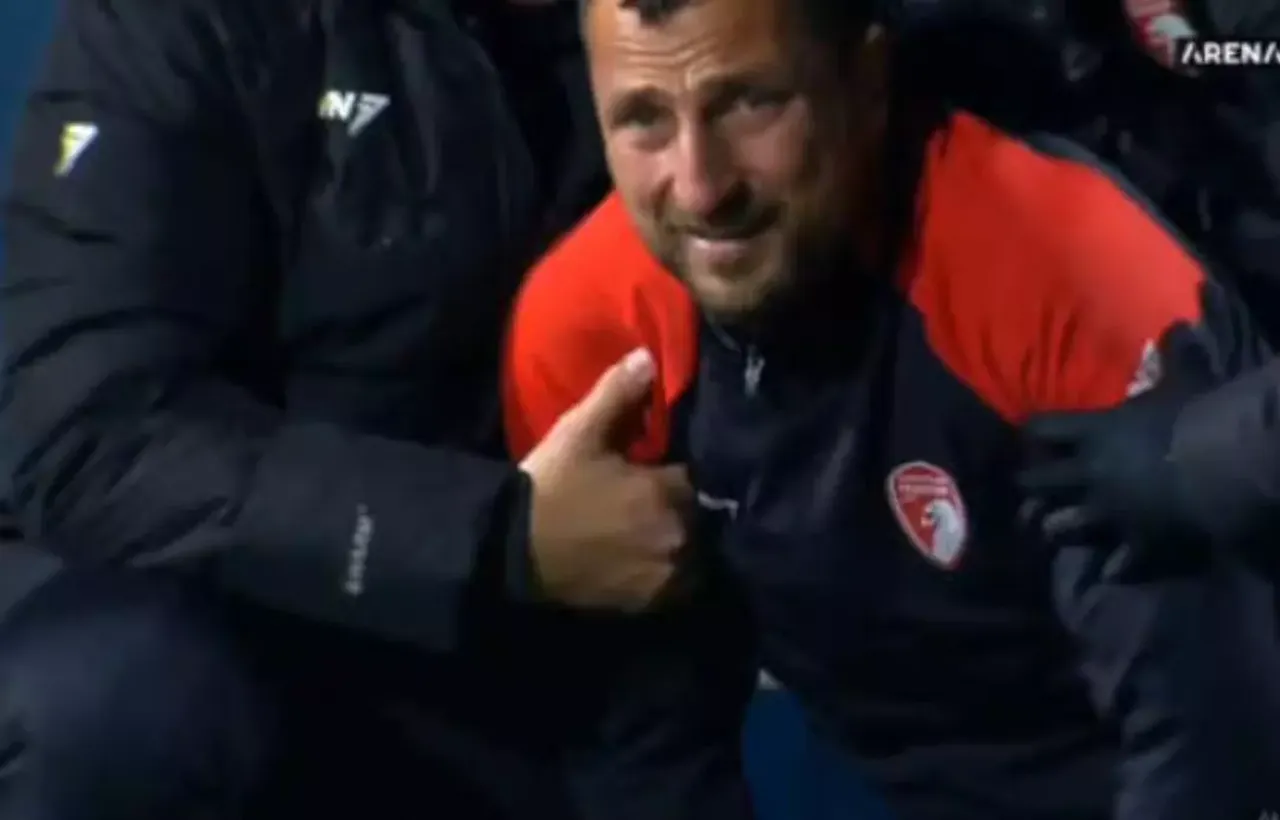 Futbol dünyası yasta! Maç esnasında yere yığıldı: Ünlü teknik adam hayatını kaybetti