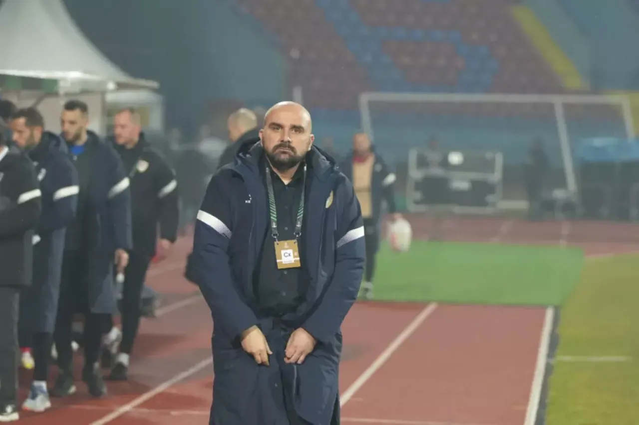 Futbol dünyası yasta! Maç esnasında yere yığıldı: Ünlü teknik adam hayatını kaybetti