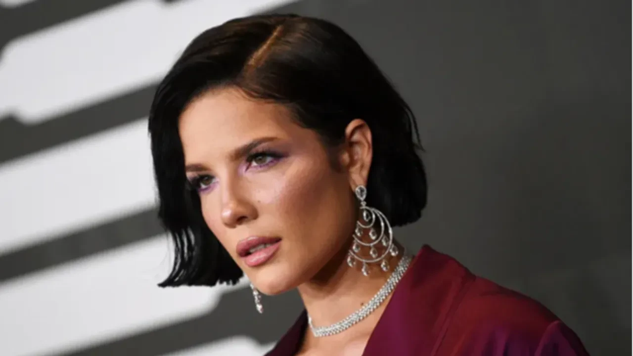 Halsey, konser sonrası hastaneye kaldırıldı 