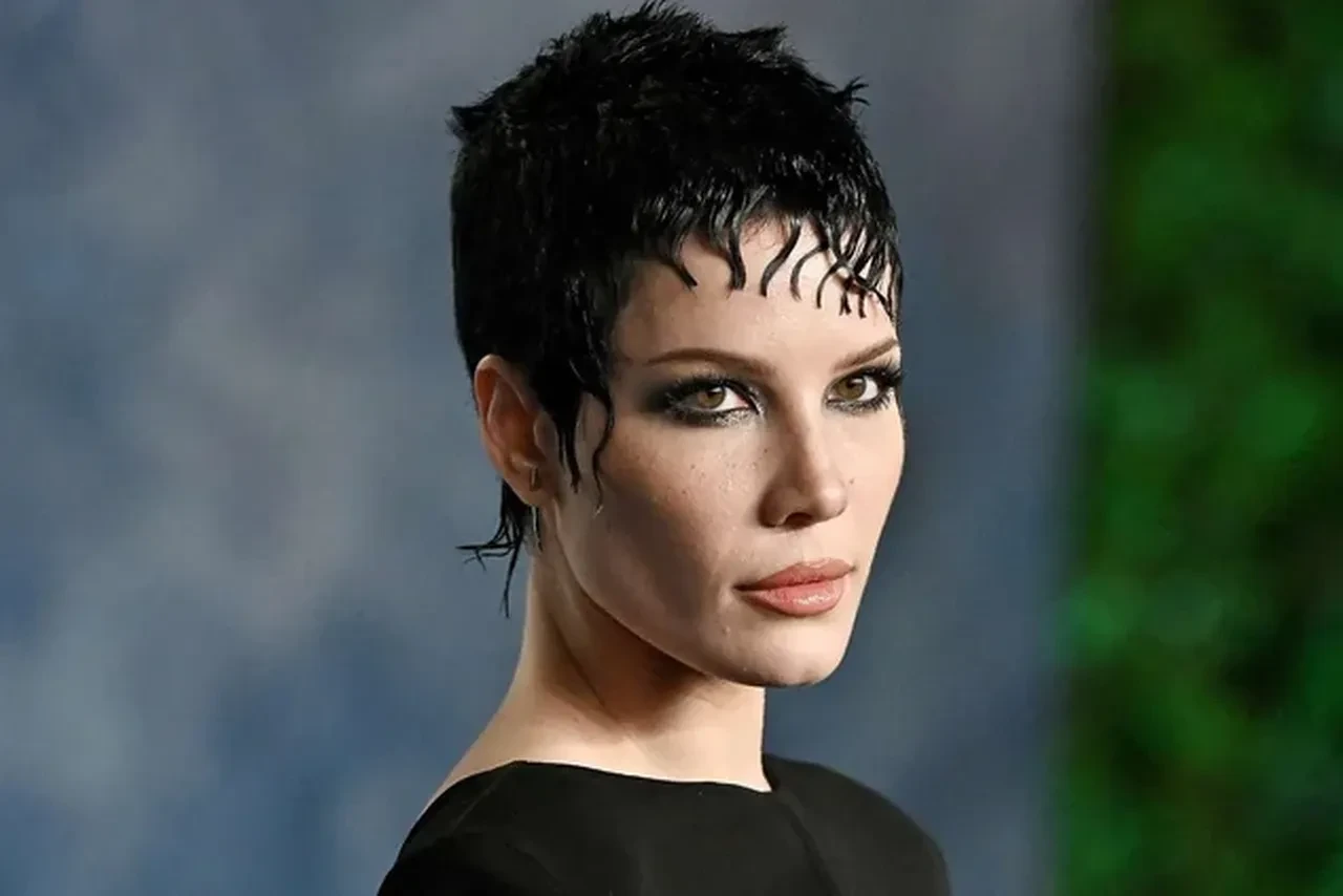 Halsey, konser sonrası hastaneye kaldırıldı