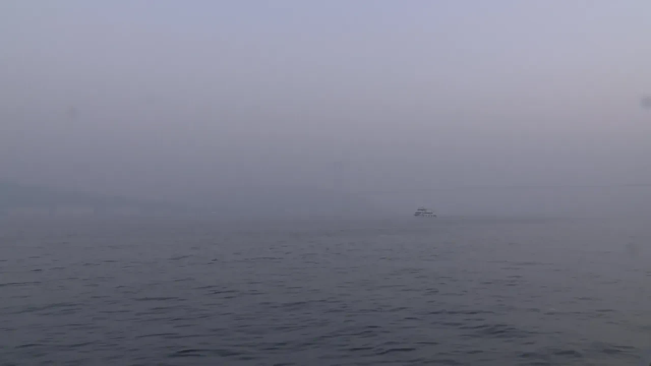 İstanbul güne sisle uyandı! Göz gözü görmüyor: Trafik durma noktasına geldi