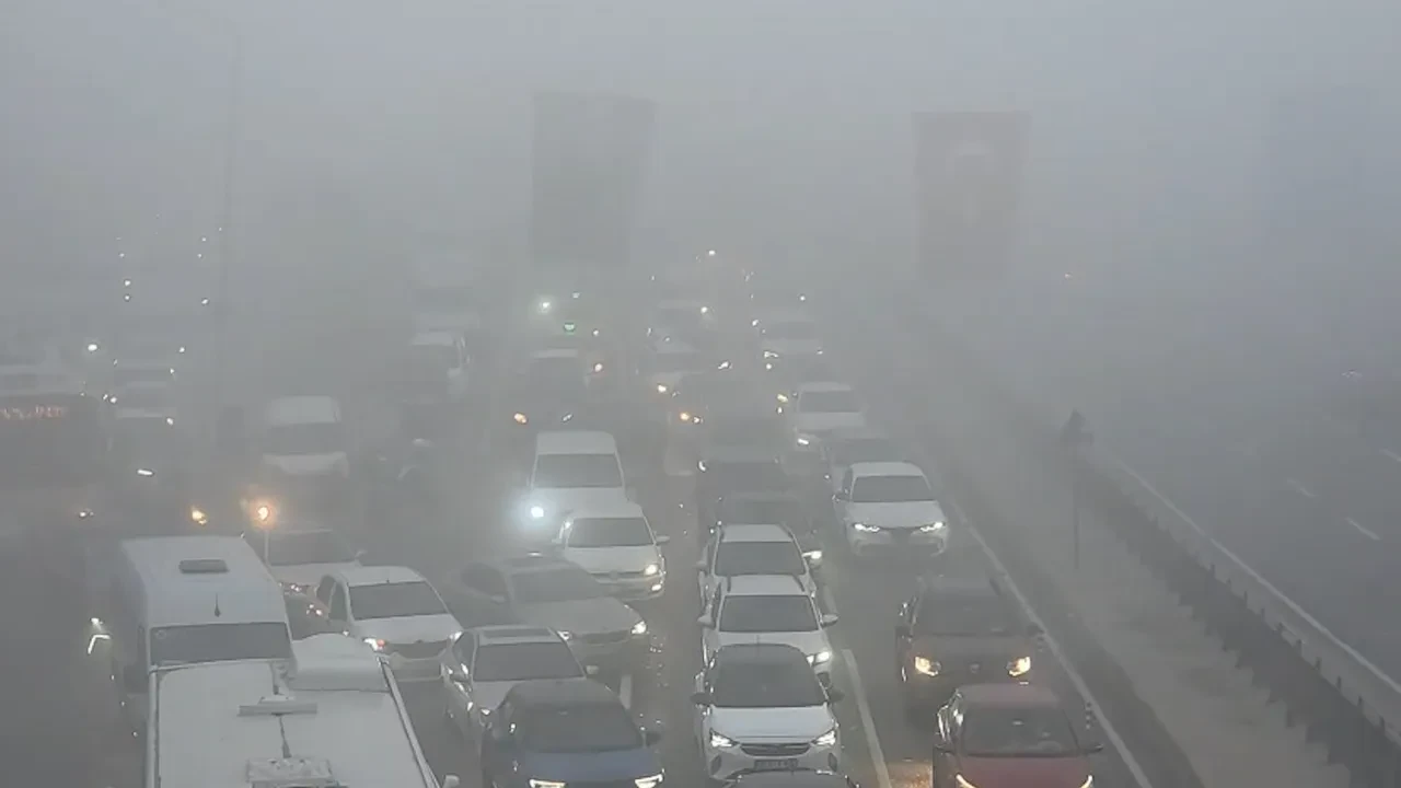 İstanbul güne sisle uyandı! Göz gözü görmüyor: Trafik durma noktasına geldi