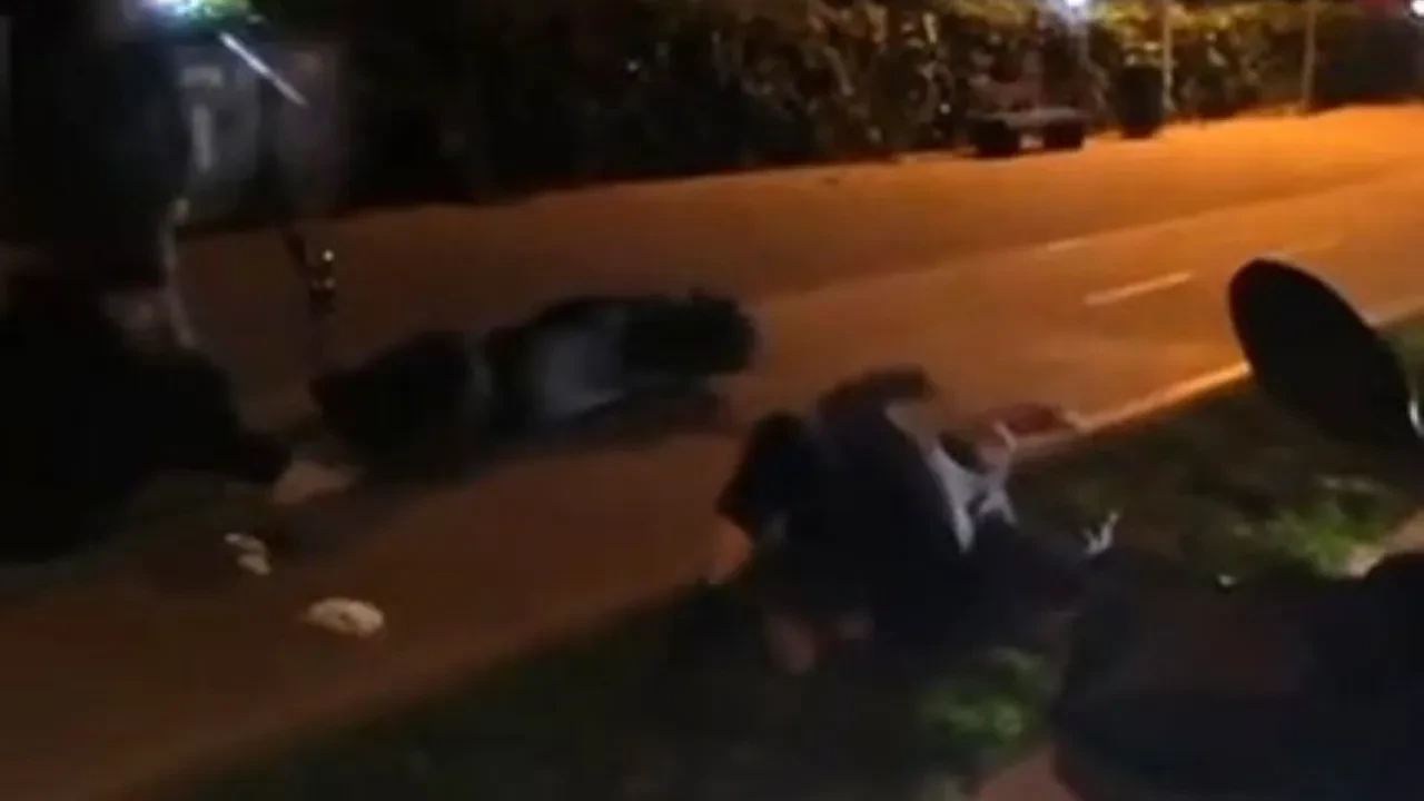 Kaldırımda yürüyen vatandaşa elektrikli scooter çarptı! O anlar kamerada