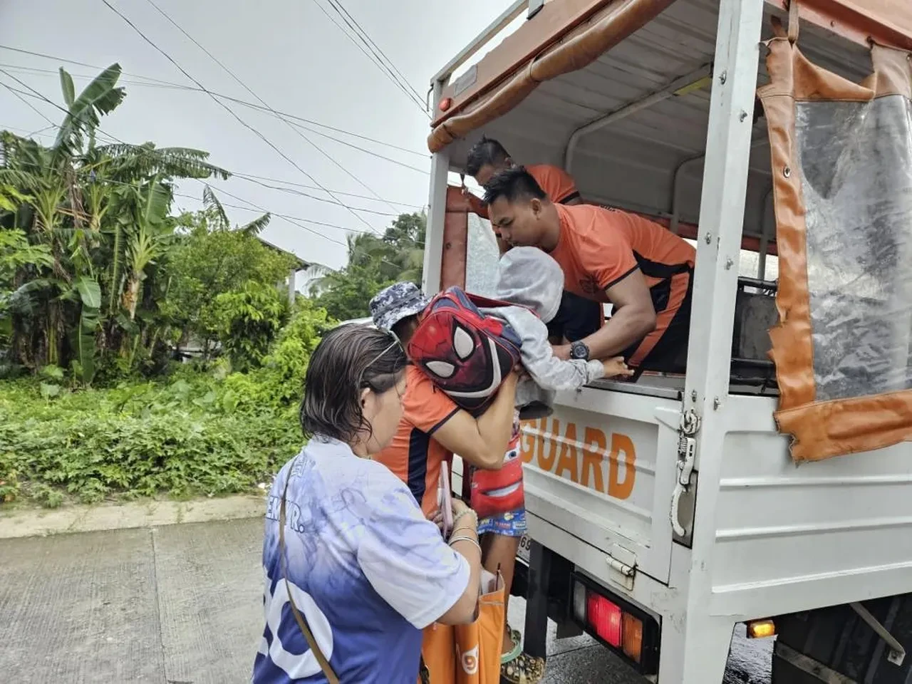 Kalmaegi Tayfunu ülkeyi yerle bir etti: Çok sayıda kişi öldü, on binlerce kişi evinden oldu