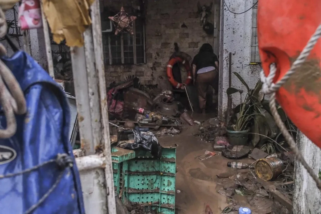 Kalmaegi Tayfunu ülkeyi yerle bir etti: Çok sayıda kişi öldü, on binlerce kişi evinden oldu