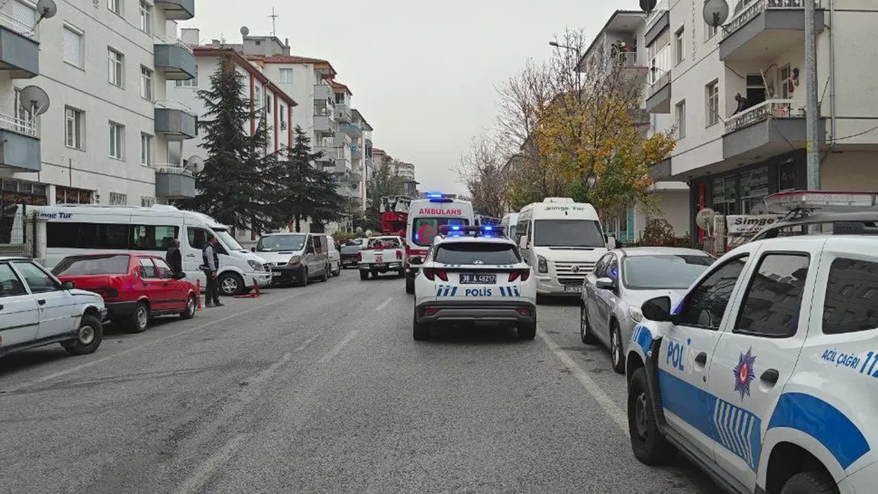 Kendini kilitledi, evi ateşe verdi