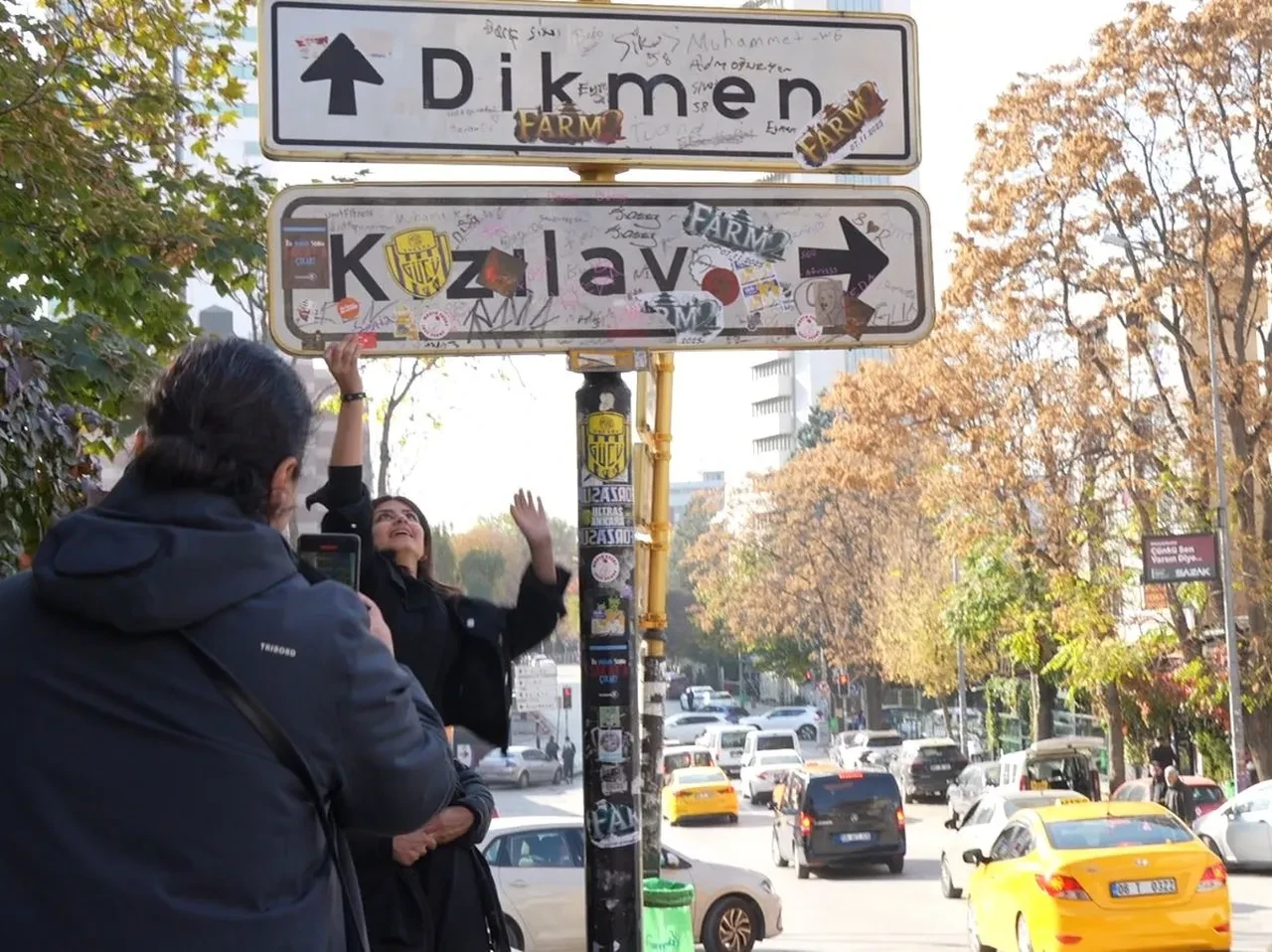 Kızılay tabelasının çilesi bitmedi! Akım meraklıları yüzünden harap oldu