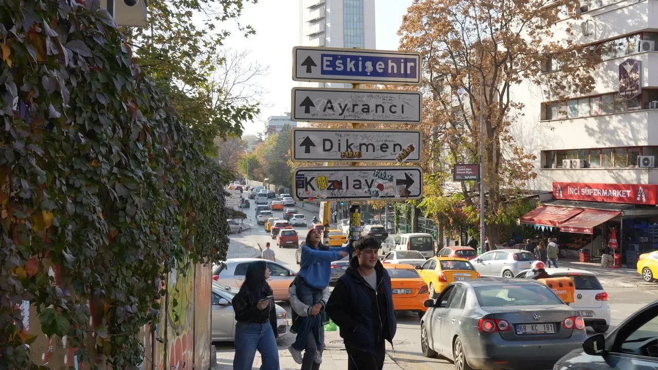 Kızılay tabelasının çilesi bitmedi! Akım meraklıları yüzünden harap oldu