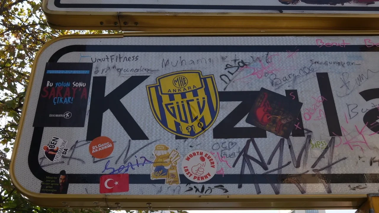 Kızılay tabelasının çilesi bitmedi! Akım meraklıları yüzünden harap oldu