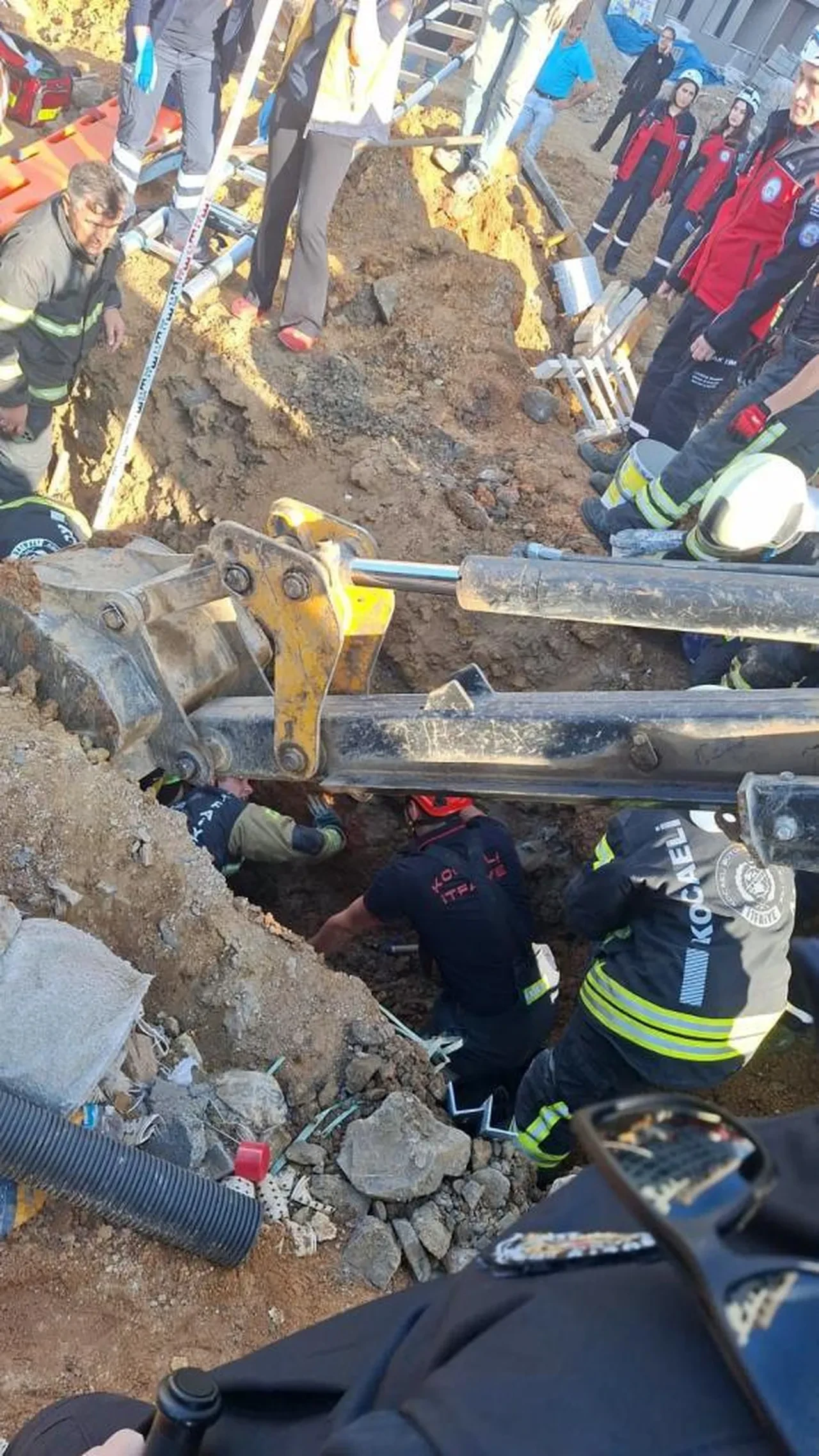 Kocaeli'de panik! Şantiyede toprak çöktü işçi enkaz altında kaldı