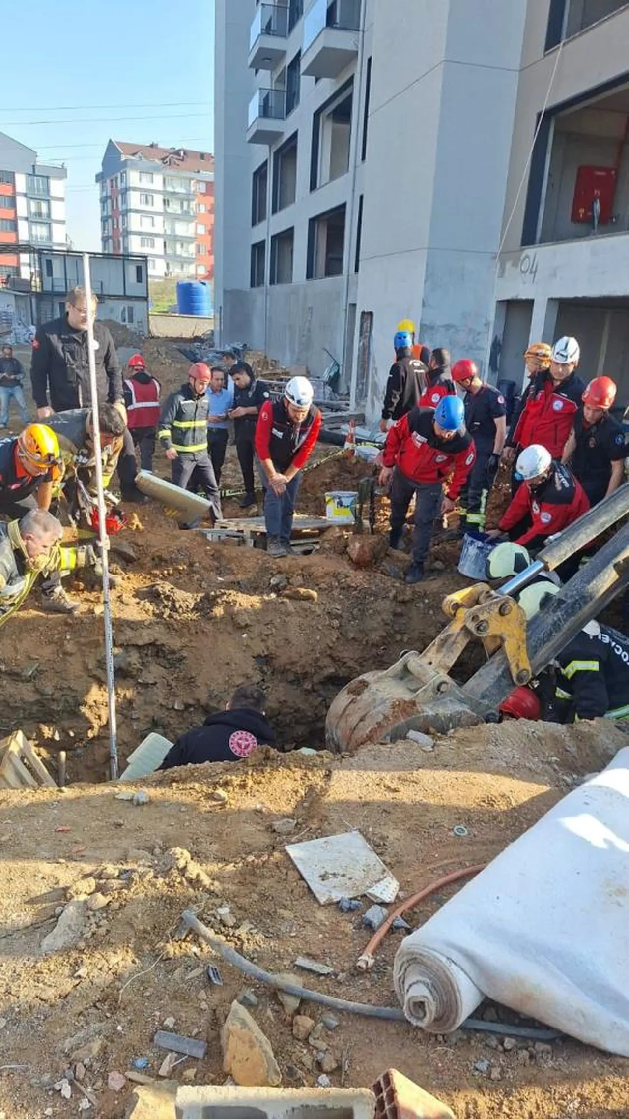 Kocaeli'de panik! Şantiyede toprak çöktü işçi enkaz altında kaldı