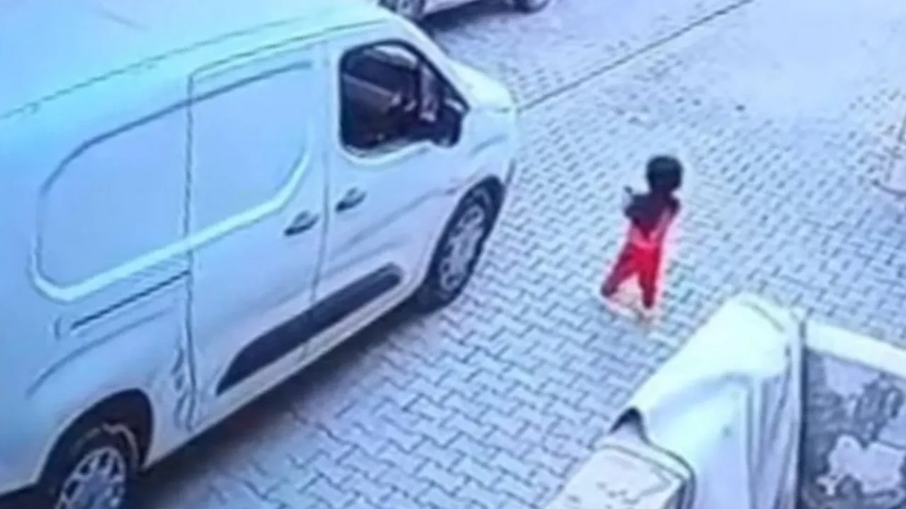 Minik Leyla kargo aracının altında kaldı